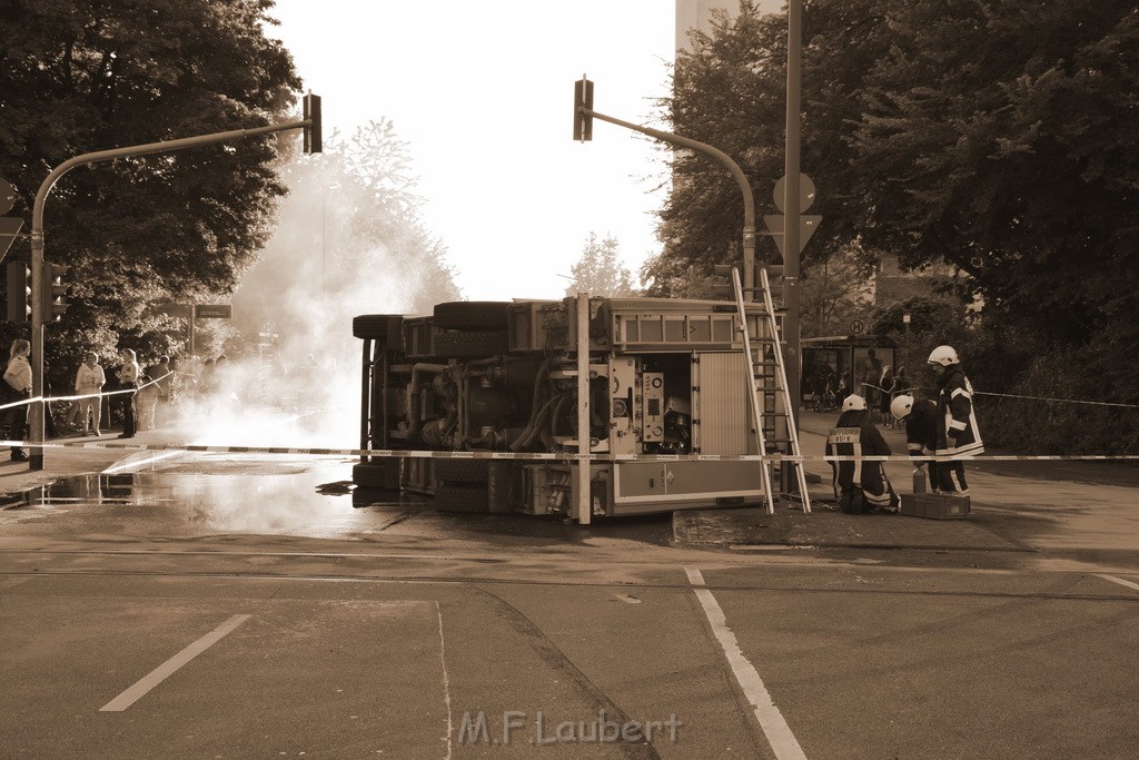 TLF 4 umgestuerzt Koeln Bocklemuend Ollenhauer Ring Militaerringstr P065.JPG - Miklos Laubert